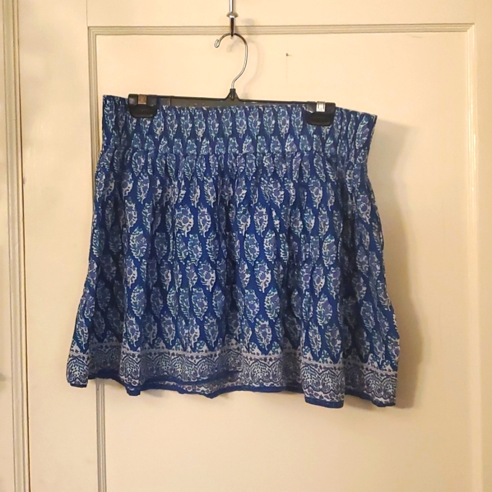 Adorable American eagle blue paisley mini. Smocked waist.